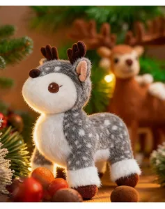 Dettaglio ravvicinato di un simpatico peluche a forma di cervo grigio in ambiente caldo