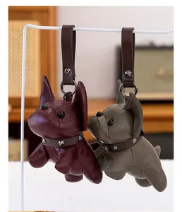 Leder Französische Bulldogge Taschenanhänger mit Nietenhalsbändern an einem weißen Ständer