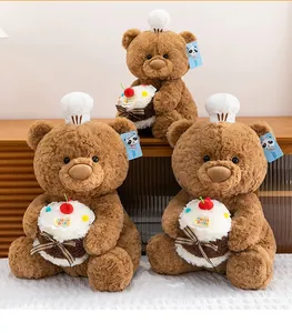 Dettaglio di simpatici orsetti di peluche marroni con cappelli da chef e torte dolci