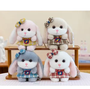 Vista dettagliata di quattro adorabili bambole di peluche a forma di coniglio in abiti scozzesi
