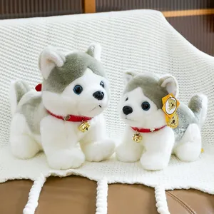 Set de peluches de husky realistas con collares rojos y cascabeles para un hogar acogedor.
