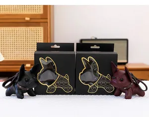Detailansicht von Leder-Französische Bulldogge-Anhängern mit schwarzen Geschenkboxen