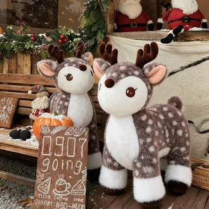 Simpatici peluche di cervo sika per regalo bimbi in un ambiente rustico e festoso