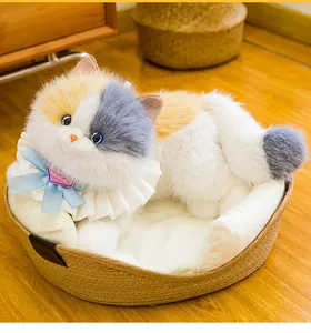 Hochwertige Detailansicht einer Calico-Katze Plüschpuppe in einem gemütlichen Weidenbett