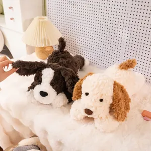 Due adorabili cuccioli di peluche adagiati su una morbida superficie bianca soffice