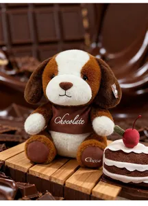 Brauner und weißer Hundeplüsch mit Chocolate-Lätzchen und Cocoa-Pfote, warme Szene