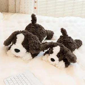 Due adorabili cuccioli di peluche bianchi e marroni su una morbida coperta bianca