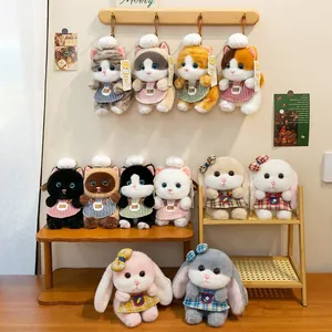 Collezione di simpatici portachiavi in peluche di gatto e coniglio con grembiuli