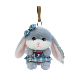 Simpatico portachiavi a forma di coniglio di peluche grigio con vestito a quadri blu