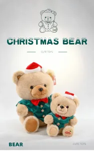 Close-up van twee kerst teddyberen met rode mutsen en groene vesten in zacht licht, detail.