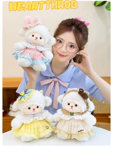 Vista detallada de lindos peluches de oveja con exquisitos vestidos desmontables