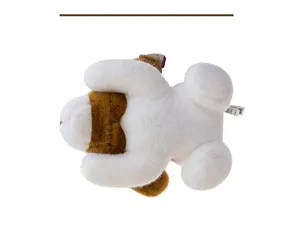Vista superior detallada de un suave cojín de peluche de perro acostado marrón para niños