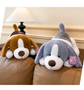 Adorables peluches de beagle tumbados en colores marrón y gris para decoración del hogar.