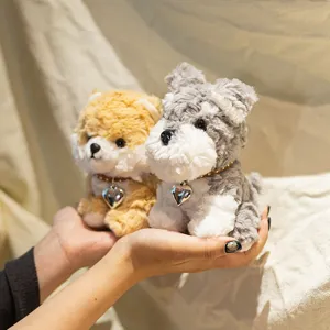 Δύο αξιολάτρευτα μίνι λούτρινα σκυλάκια Shiba Inu και Schnauzer με καρδιές στα χέρια