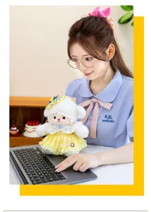 Adorable peluche de oveja blanca con vestido de encaje amarillo en escena de escritorio