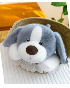 Primer plano de los lindos detalles faciales y el suave pelaje de un cachorro peluche