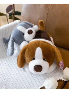 Primer plano detallado de dos adorables perros de peluche sobre una manta de punto blanco