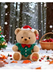 Detail van een kerstteddybeer met rode muts en groen vest in een prachtig besneeuwd bos
