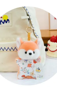 Nahaufnahme eines Plüsch-Fuchs-Schlüsselanhängers mit Blumenoutfit an einem Rucksack