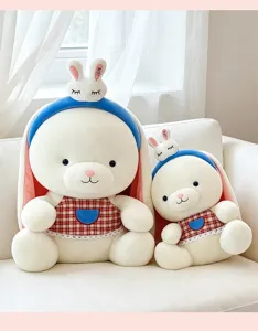 Vista dettagliata di morbidi peluche di coniglio a orecchie lunghe in due taglie con cerchietti