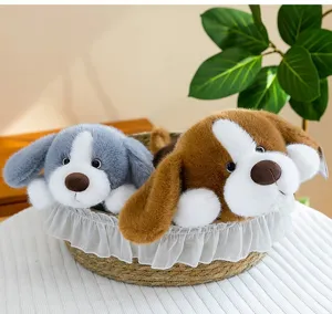 Vista detallada de dos lindos cachorros de peluche en una cesta tejida para niños