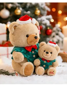 Close-up van feestelijke kerstteddyberen met kerstmutsen en groene fluwelen outfits