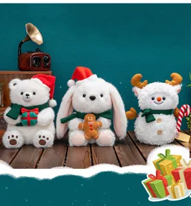 Vista dettagliata dei peluche natalizi festivi con orso bianco, coniglietto e pupazzo di neve.