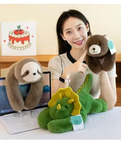 Jouets en peluche paresseux et dinosaure présentés par un mannequin d'Asie à un bureau.
