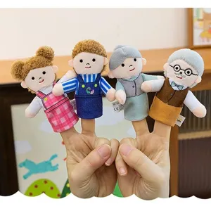 Gros plan de quatre marionnettes à doigt en peluche d'une famille portées sur les mains.