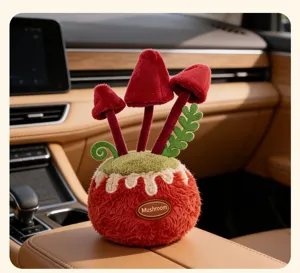 Plante en pot en peluche de champignon rouge utilisée comme décor d'intérieur de voiture