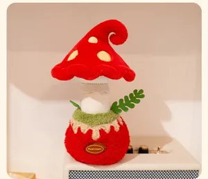 Peluche de champignon rouge créative sur un haut-parleur vintage comme décor de bureau