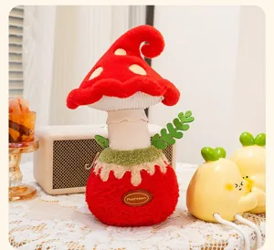 Vue détaillée d'un ornement en peluche champignon rouge avec des textures douces.