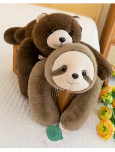 Vue détaillée de peluches paresseux et ours douces en position de sommeil mignonne
