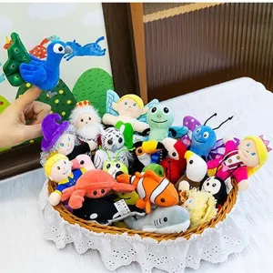 Collection de diverses marionnettes à doigt en peluche colorées dans un panier décoratif