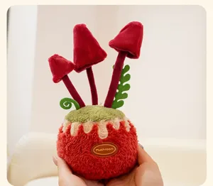 Vue détaillée d'une peluche de champignon en pot avec une texture en tissu rouge doux