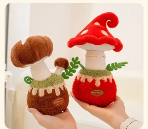 Vue détaillée de deux poupées créatives en peluche champignon en pot