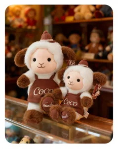 Dettaglio di due simpatici peluche di pecora in diverse dimensioni con grembiuli