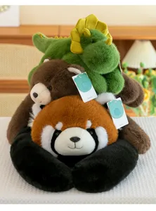 Vue détaillée de coussins en peluche empilés : dinosaure, ours et panda roux