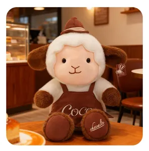 Vista dettagliata di un simpatico peluche a forma di pecora con grembiule e cappello al caffè.