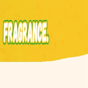 Nahaufnahme des 'FRAGRANCE'-Schriftzugs auf einem kreativen Pilz-Plüschpflanzen-Dekor