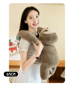 Coussin paresseux en peluche de 65cm tenu par une fille, montrant taille et texture.