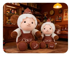 Due adorabili pecorelle di peluche con cappelli e grembiuli marroni in una stanza