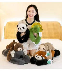 Variété d'animaux en peluche mignons incluant des coussins panda, dinosaure et koala