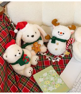 Collezione di peluche natalizi con pupazzo di neve, orso e coniglio in ambiente festivo.