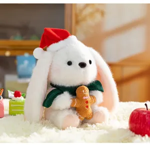 Coniglietto di peluche bianco con cappello di Natale e sciarpa verde decorativa
