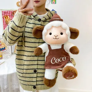 Simpatico peluche di pecora con grembiule e cappello marrone, morbido per bambini