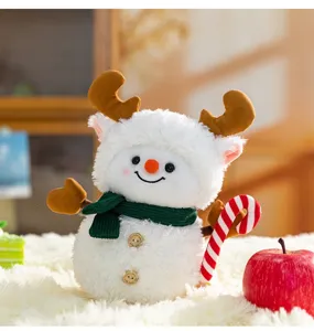 Vista dettagliata di un peluche pupazzo di neve di Natale con corna di renna e sciarpa