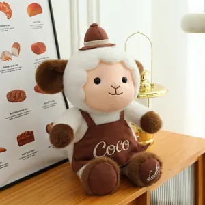 Adorabile peluche di agnello caldo con grembiule marrone su un mobile in legno