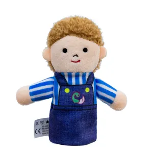 Jolie marionnette à doigt en peluche garçon aux cheveux bouclés et salopette bleue.