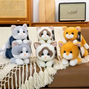 Vista detallada de seis peluches de gatos en gris, marrón y naranja con etiquetas de marca